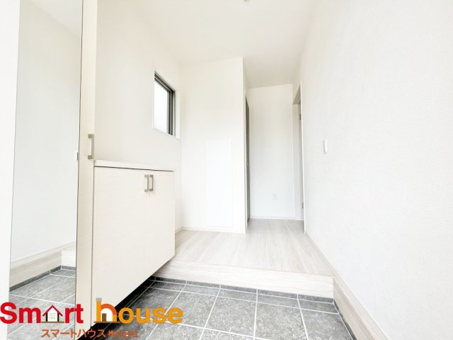 相模原市緑区二本松３期の玄関|出勤前の身支度チェックに欠かせない姿見を玄関に備え付けました。気持ちの良い一日の始まりは笑顔でスタート
