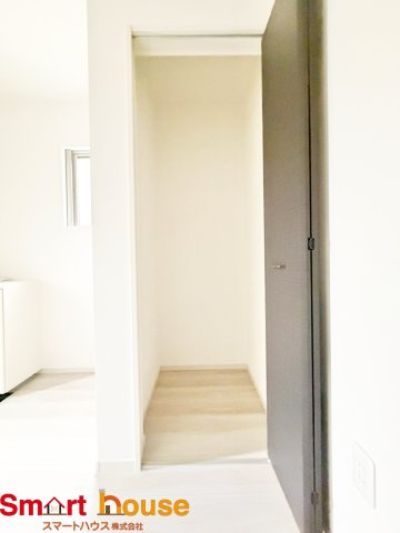 相模原市緑区二本松３期の収納|"奥行きと幅のあるクローゼットは、断捨離をする必要のないくらい収納力があるところが魅力です！
デッドスペースを作らない折れ戸で家具の配置を邪魔しないところに住まう人への配慮を感じます！"
