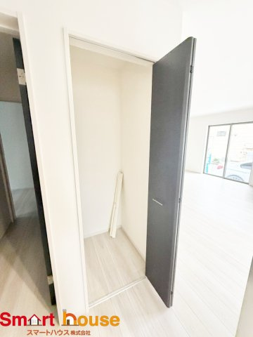 相模原市緑区二本松３期の収納|キッチン横に収納があると、キッチンペーパーなどかさばる物を収納してスッキリしたキッチンに♪
