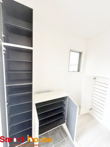 相模原市緑区二本松３期の玄関|大型シューズボックスがあるだけで靴を収集している方も大家族も安心！靴を収納できるので玄関がスッキリ！
