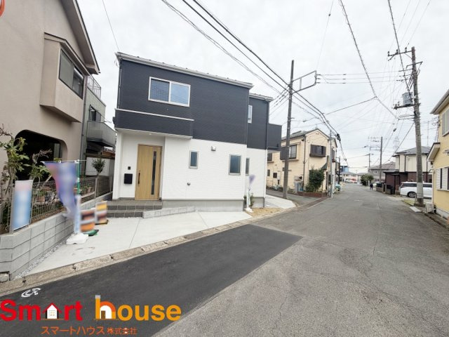 相模原市緑区二本松３期の前面道路含む現地写真|外壁が周囲の街並みと青空に生えるお洒落な仕上がり！周囲には高い建物のないエリア。青い空が大きく感じますね。
