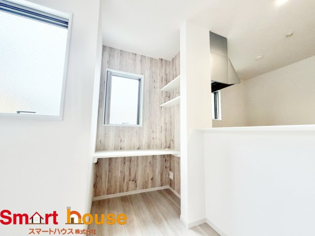 相模原市緑区二本松３期の居間・リビング|LDKにワークスペースもありお子様の宿題もはかどりますね♪