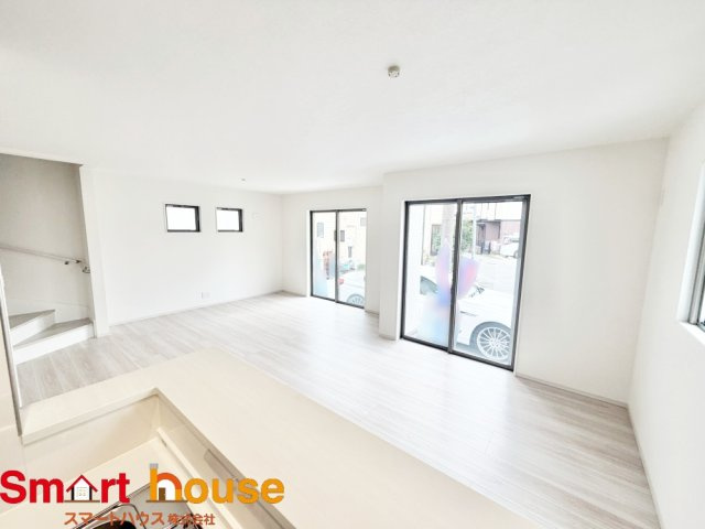 相模原市緑区二本松３期の居間・リビング|開放感とデザインが共存する華やかな空間♪家族の笑い声が響く、安心感と落ち着きに包まれたリビングです♪
