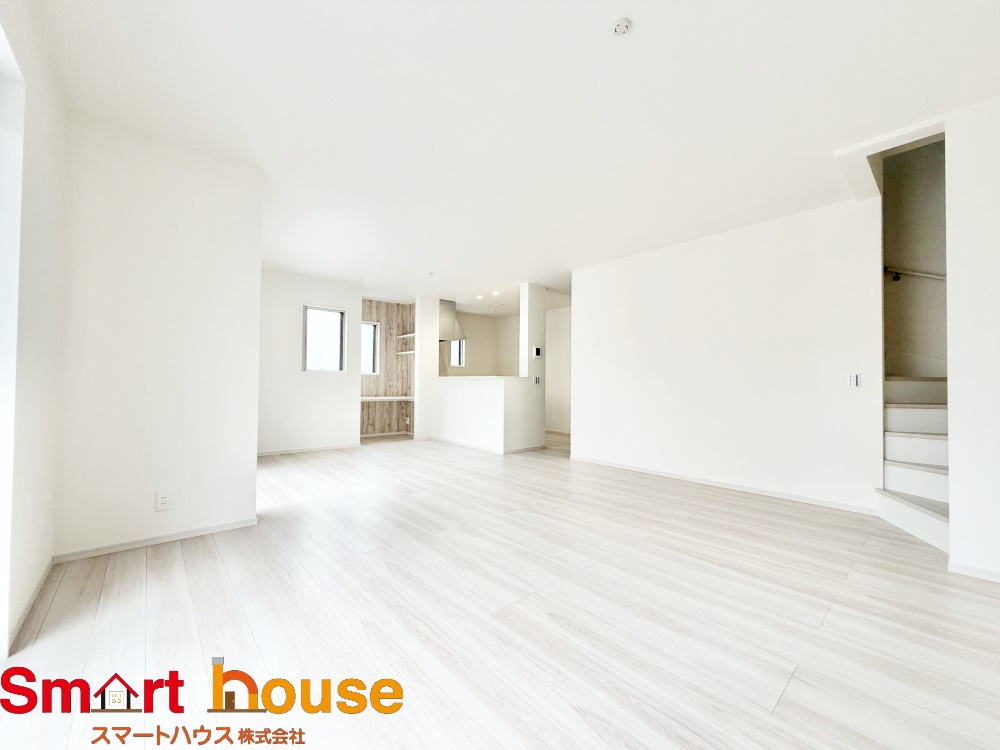 相模原市緑区二本松３期の居間・リビング|リビングに階段がありますので毎日家族で一度は顔を合わせる事ができ、自然と会話も増え家族団欒の時間が作れます！
