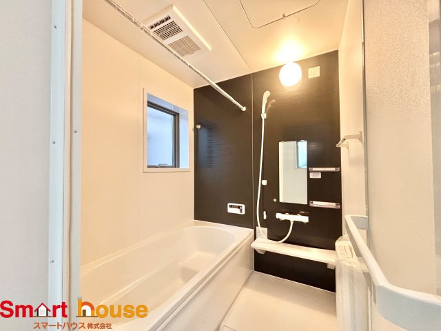 町田市高ヶ坂　新築1棟の浴室|一日の疲れを癒してくれる場所なので、快適に過ごして頂く為にゆったりサイズのバスタブを用意しました。是非半身浴をお楽しみ下さい。空気が籠らない様に小窓も設置しております。
