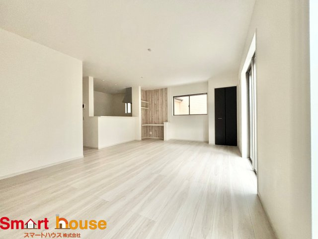 町田市高ヶ坂　新築1棟の居間・リビング|導線もしっかりと取れている間取りなので、ダイニングテーブルやソファー、ローテーブルなどの家具もしっかりと配置できます。ゆったりとした広さの空間でご家族だんらんの時間をお過ごしください。
