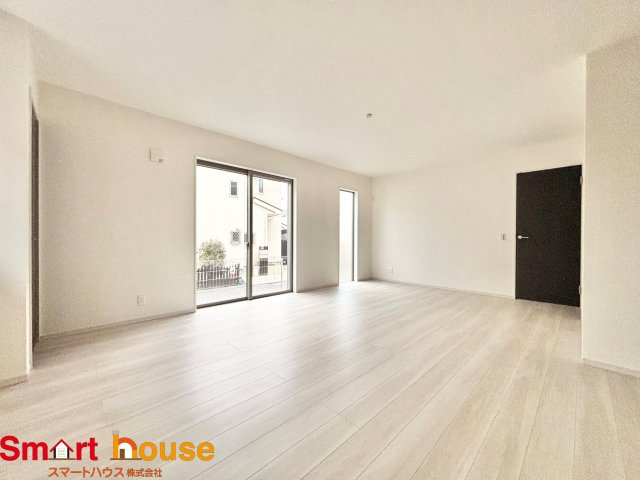 町田市高ヶ坂　新築1棟の居間・リビング|オープンでのびやかな空間を生み出す、こだわりの広がりとゆとり。家族と過ごす時間を大切にしたい方にぴったりの明るくゆとりある住空間です。
