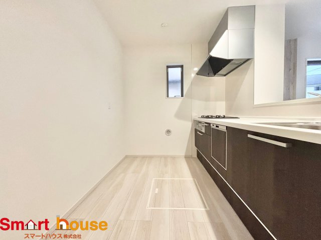 町田市高ヶ坂　新築1棟のキッチン|幅広いキッチンに冷蔵庫、カップボードなどを設置しても楽々と料理できます！
スペースにゆとりがあると気持ちもいいですね♪
