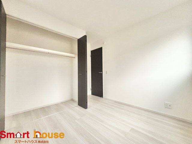 町田市高ヶ坂　新築1棟の洋室|木目のフローリングが暖かみのある室内に。明るい寝室で心地のいい朝を迎えられそう。
