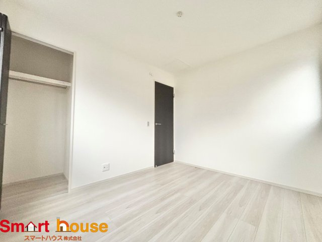 町田市高ヶ坂　新築1棟の洋室|充分な広さと収納機能を備えた部屋はお子様の自発性と成長を促します。お子様の成長を支える、勉強や好きなことに没頭する学びの空間にいかがですか？
