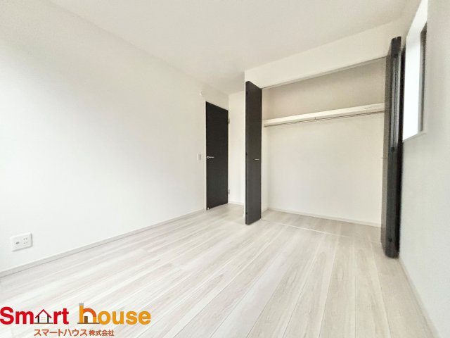 町田市高ヶ坂　新築1棟の洋室|家族一人ひとりの大切なプライベート空間。趣味に合わせて使って頂けるようシンプルに仕上げてあります。暮らし心地を大きく左右する収納を、適材適所に配置し使い勝手を考慮しました。
