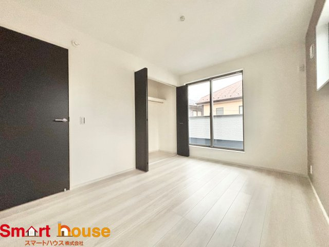 町田市高ヶ坂　新築1棟の洋室|大きな窓からたっぷりの日差しが降り注ぐ明るい室内です。気持ちの良い朝日を受けて、目覚めの良い健康的な朝を迎えられそうです。 
