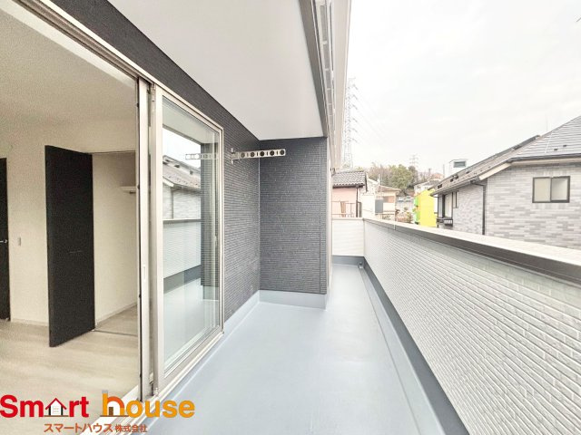 町田市高ヶ坂　新築1棟のバルコニー|陽当りの良いバルコニーは、物干しセットを追加すれば、一度にたくさんのお洗濯物が干せるのが魅力！奥行きのあるバルコニーにテーブルセットを広げ、夕涼みを楽しみながら一杯呑むのも楽しいかも…
