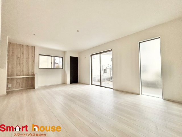 町田市高ヶ坂　新築1棟の居間・リビング|ここにはみんなが集い、食事と楽しい会話が始まる。話に夢中になりすぎて、ついつい時を忘れてしまう。そんな束の間の幸せを感じさせてくれる場所。
