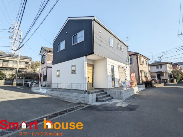 町田市高ヶ坂　新築1棟の前面道路含む現地写真|お住まいの前面道路が広いと駐車が楽になり、陽当たりも遮られないので明るく居心地の良いお家になります♪
