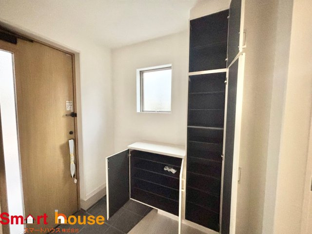 町田市高ヶ坂　新築1棟の玄関|大型のシューズボックスがあるだけで靴を収集している方も大家族でも安心！
置きっぱなしの靴を収納できるので玄関がスッキリ！
