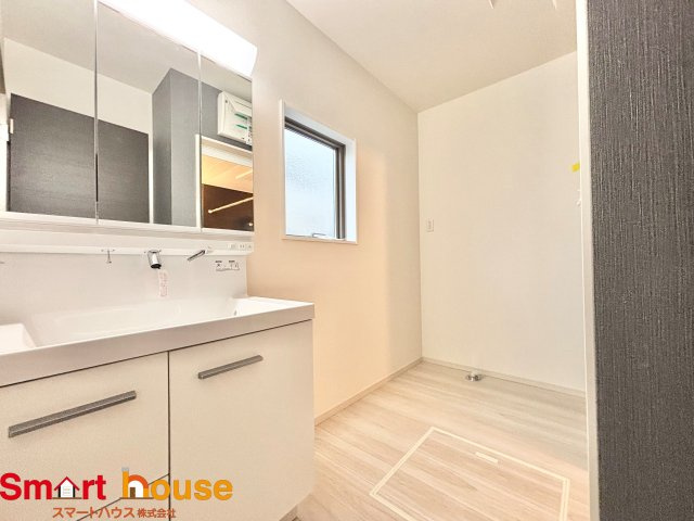 町田市高ヶ坂　新築1棟の独立洗面台|ゆとりの洗面スペースで朝の身支度も快適スムーズに。３面鏡で髪のセットやお化粧もストレスなくこなせ、朝から気分良く通勤通学に向かえそうですね！鏡の裏にはたっぷりと収納スペースを標準装備！
