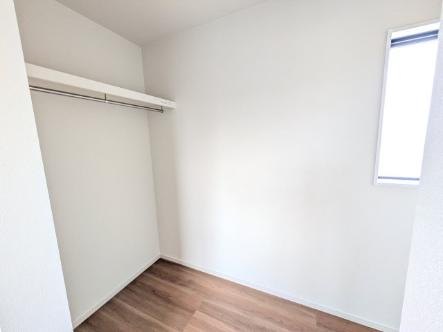 水戸市元吉田町　14期　新築戸建て　3号棟の収納|大容量のウォークインクローゼット。衣類はもちろん、スーツケースや季節の家電もまとめて収納でき、居室空間をすっきりと保ちます。