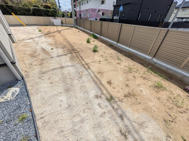 水戸市元吉田町　14期　新築戸建て　3号棟の庭|リビングに明るい光を届ける広々とした南庭。
お子様の遊び場やペットのスペースとしても最適です。
室内外で心地よい暮らしが叶います。
