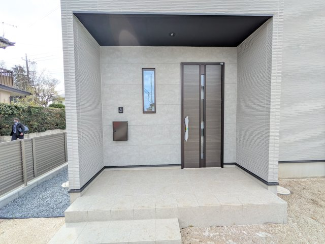 水戸市元吉田町　14期　新築戸建て　3号棟の玄関|お洒落な玄関ドアと洗練された外壁デザイン。家の顔にふさわしい上質な佇まいで、ご家族やお客様を迎えます。