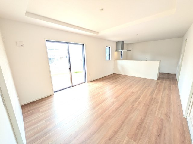 水戸市元吉田町　14期　新築戸建て　3号棟の居間・リビング|居心地の良いデザインと機能性を両立。ご友人を招いたり、趣味を楽しんだり、様々なシーンで活躍する団らんの中心地です。
