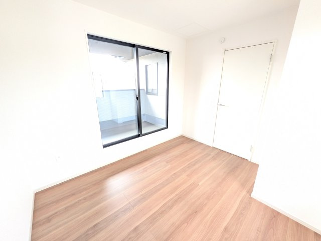 水戸市元吉田町　14期　新築戸建て　3号棟の洋室|たっぷり収納と明るい窓で、片付けも気持ち良くできる洋室。
お子様の「自分の部屋が欲しい」という夢を叶えます。