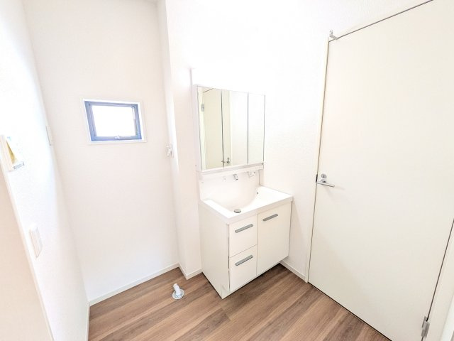 水戸市元吉田町　14期　新築戸建て　3号棟の独立洗面台|三面鏡の洗面化粧台はミラー扉の内側がすべて収納スペースになっており、収納力も魅力的です♪
ボックスティッシュも収納可能で、可変トレイは収納物に応じて高さ調整ができます！
取り外して洗えるので清潔です♪
