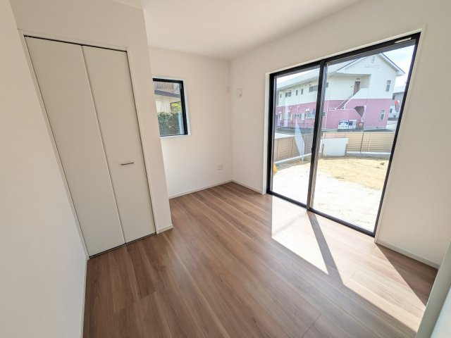 水戸市元吉田町　14期　新築戸建て　3号棟の洋室|リビングと繋がる多目的スペース。引き戸を開ければ広々LDK、閉じれば客間や書斎、お子様の遊び場に早変わりします。日当たりも良好です♪