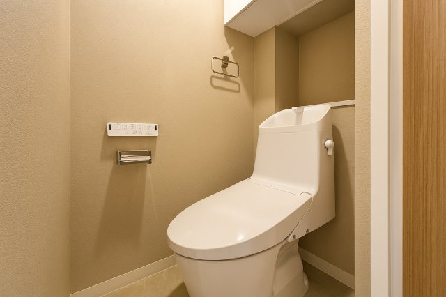 コスモ柴又駅前のトイレ|最新設備を備えたトイレは、快適性とスタイリッシュさを兼ね備えた空間。清潔感のある美しい内装とすっきりとしたデザインが、暮らしに心地よさをプラス。清潔・快適・美しさが調和した、上質なトイレ空間です。