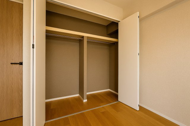 コスモ柴又駅前の収納|暮らしをすっきり整える豊富な収納スペースは、衣類から日用品まで余裕を持ってしまえ、いつも整った美しい住まいを保つことができます。快適な生活を支える頼もしい味方です。