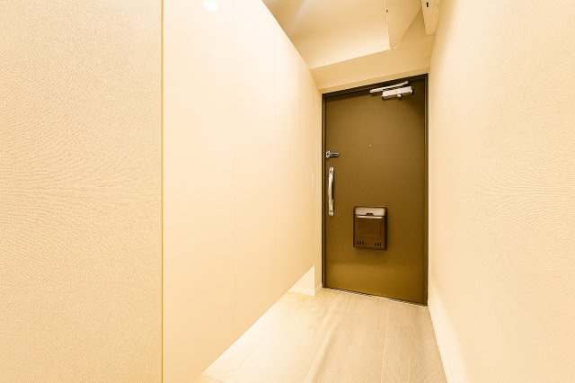 コスモ柴又駅前の玄関|落ち着いたデザインと広々とした空間が調和する玄関は、住まう人を温かく迎え入れます。毎日の出発と帰宅を心地よく包み込み、日常に上質なひとときをもたらしてくれる場所です。