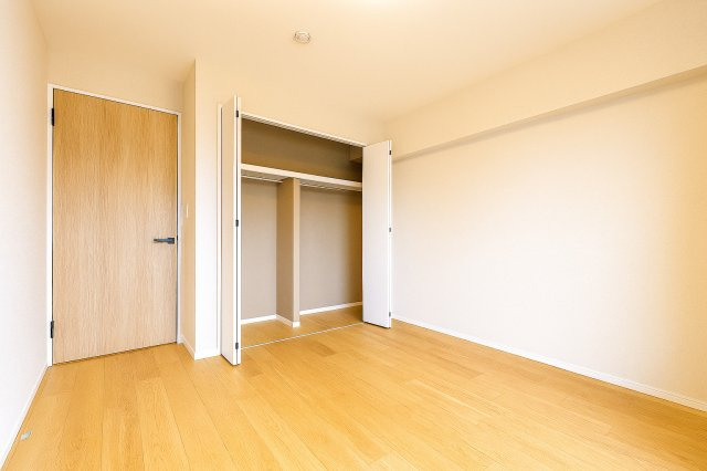 コスモ柴又駅前の洋室|窓からたっぷりと差し込む自然光と、ほどよい広がりが心をゆるめてくれる洋室。家具のレイアウトも自在で、気分や季節に合わせて自分らしい空間づくりが楽しめます。