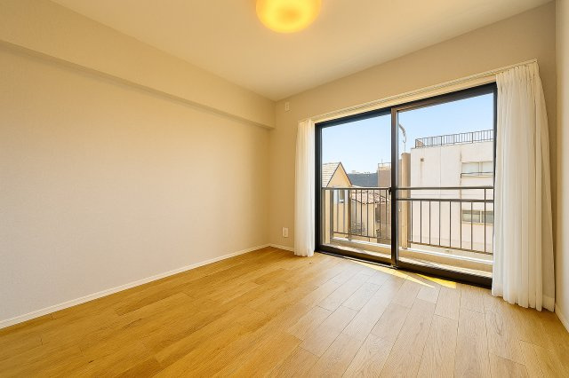 コスモ柴又駅前の洋室|余白のある空間は、暮らしの変化にしなやかに寄り添うキャンバスのような存在。朝の支度や夜のくつろぎ時間を、自分らしく彩りながら過ごせる場所がここにあります。