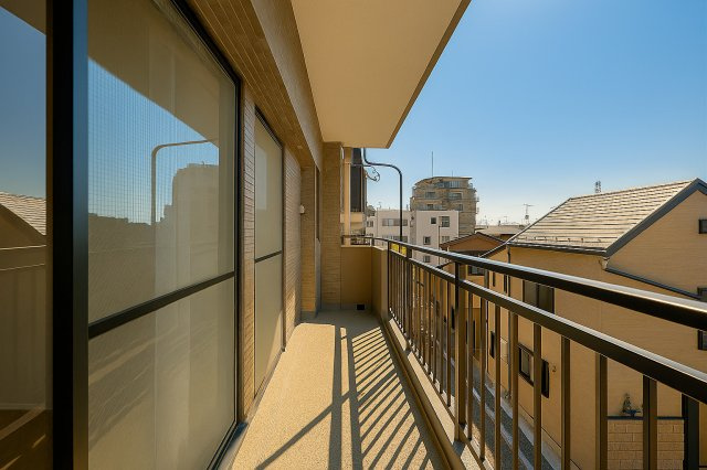 コスモ柴又駅前のバルコニー|やわらかな風がそっと頬をなで、空の広がりが日常を包み込むバルコニー。朝の光に目を細めたり、夕暮れの空にひと息ついたり──心がほどけるひとときが、ここにはあります。