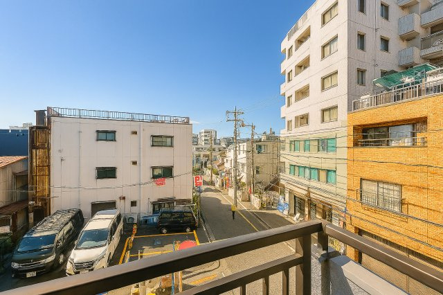 コスモ柴又駅前の展望|窓越しに広がる風景が、暮らしのリズムに優しく寄り添います。空の移ろい、そよぐ風、遠くの街灯りが日常に静かな豊かさと安らぎをもたらしてくれます。