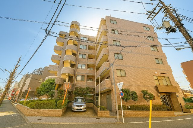 コスモ柴又駅前の外観|ただいま、と家に帰るたびに心がほっと安らぐ、美しく誇らしい外観デザイン。温かみと上質さが絶妙に調和し、家族を迎える誇り高い表情を見せます。街並みにも映える佇まいは、安心感と豊かさをもたらしてくれます。