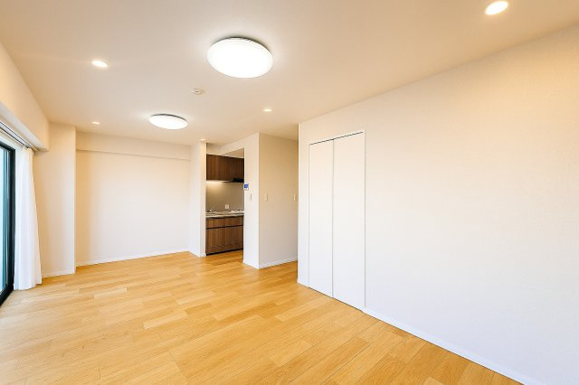 コスモ柴又駅前の居間・リビング|住まう人の感性に寄り添い、美しさと機能性が調和した寛ぎの空間です。日々の疲れを癒し、心からリラックスできる場所として、暮らしに豊かさと安心感をもたらします。b