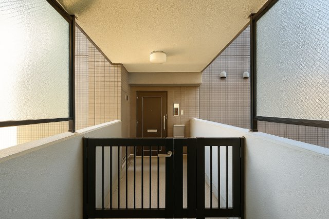 コスモ柴又駅前のエントランス|玄関までのアプローチに、さりげないこだわりとぬくもりを添えるポーチ。家に入るその瞬間から、心地よさが始まります。