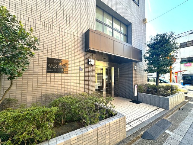 コスモ柴又駅前のエントランス|上質感漂うエントランスが、家族の帰宅をやさしく迎え、日常をちょっと特別に彩ります。