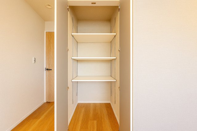 コスモ柴又駅前の収納|生活感をさりげなく隠す収納スペースが、インテリアを美しく整え、空間に広がりとゆとりをもたらします。細部までこだわった設計が、上質で心地よい暮らしを実現します。