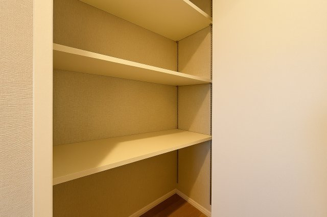 コスモ柴又駅前の収納|生活感をさりげなく隠す収納スペースが、インテリアを美しく整え、空間に広がりとゆとりをもたらします。細部までこだわった設計が、上質で心地よい暮らしを実現します。
