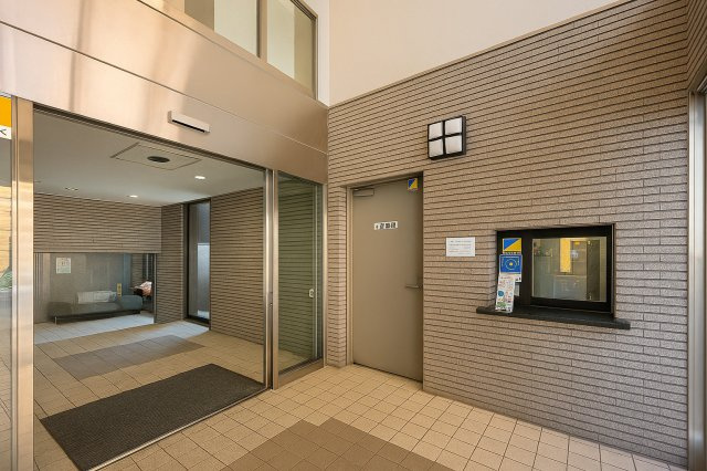 コスモ柴又駅前のその他共用部分|広々とした明るいロビーは、陽光が差し込む心地よい空間を演出し、訪れる人の心をやさしく和ませます。待ち合わせやくつろぎの時間にもふさわしい、上質で優雅なエントランスです。