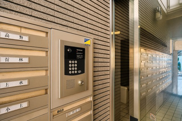 コスモ柴又駅前のロビー|暮らしに安心をプラス。オートロック付きで不審者の侵入もシャットアウト。