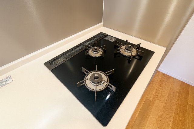 コスモ柴又駅前のキッチン|3口ガスコンロで、同時調理もスムーズに進み、時間を有効に使えるのがうれしいポイント。炒め物、煮込み、汁物など、複数の料理を一度に作れるので、忙しい朝や夕食の準備も効率よく進みます。