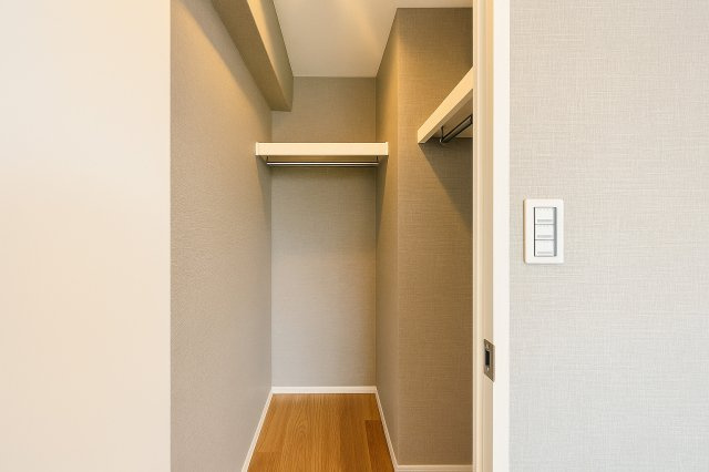 コスモ柴又駅前の収納|収納力抜群のウオークインクローゼットが、お部屋をいつもすっきりと整えてくれます。見た目も美しく、生活感を上手に隠しながら、快適で居心地の良い空間を実現。日々の暮らしをもっと豊かに彩ります。