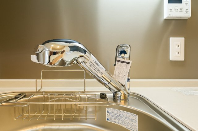 コスモ柴又駅前のキッチン|キッチンにうれしい浄水機能付き水栓。ハンドシャワーで使い勝手も抜群、毎日の家事がちょっと楽しくなります。