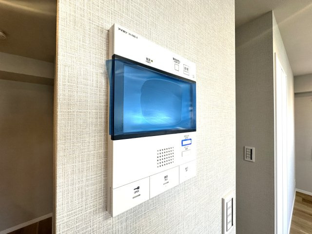 コスモ柴又駅前の防犯設備|リビングから来訪者の姿をしっかり確認できるモニター付きインターホンは、防犯性はもちろん、急な来客にも安心して対応できる心強い設備。ご家族の安全と安心な暮らしをそっと支えてくれます。