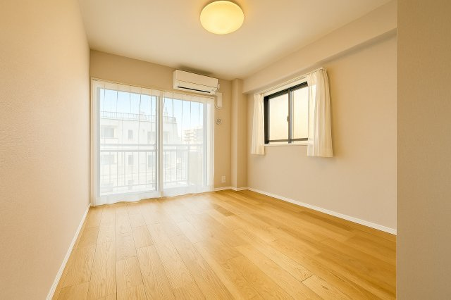 コスモ柴又駅前の洋室|たっぷりの自然光が差し込む洋室で、家族とのくつろぎ時間がいっそう心地よく広がる空間へ。