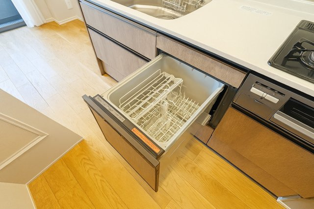 コスモ柴又駅前のキッチン|食器洗乾燥機　食器洗いの時間を省けます。空いた時間はテレビでも見て少しゆっくりしてください。