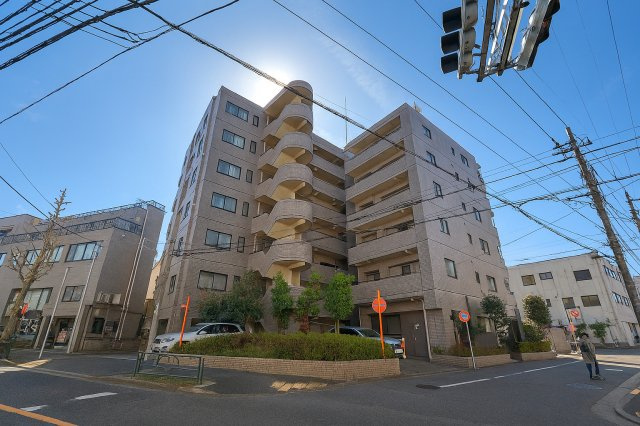 コスモ柴又駅前の外観|控えめながらも洗練されたフォルムが、街並みに自然と溶け込みます。ほどよい高さと落ち着きのある佇まいが、住まう人に安心感と静かな誇りをもたらします。